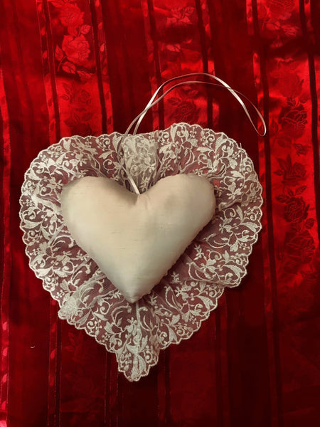 Lace Lovers Honeysuckle Dangly Heart Cushion - HCN231/S