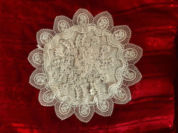 Ring O' Roses Table Centre - TC236